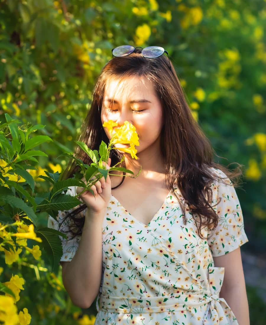 The spiritual Meaning of Smelling Flowers (Explained)