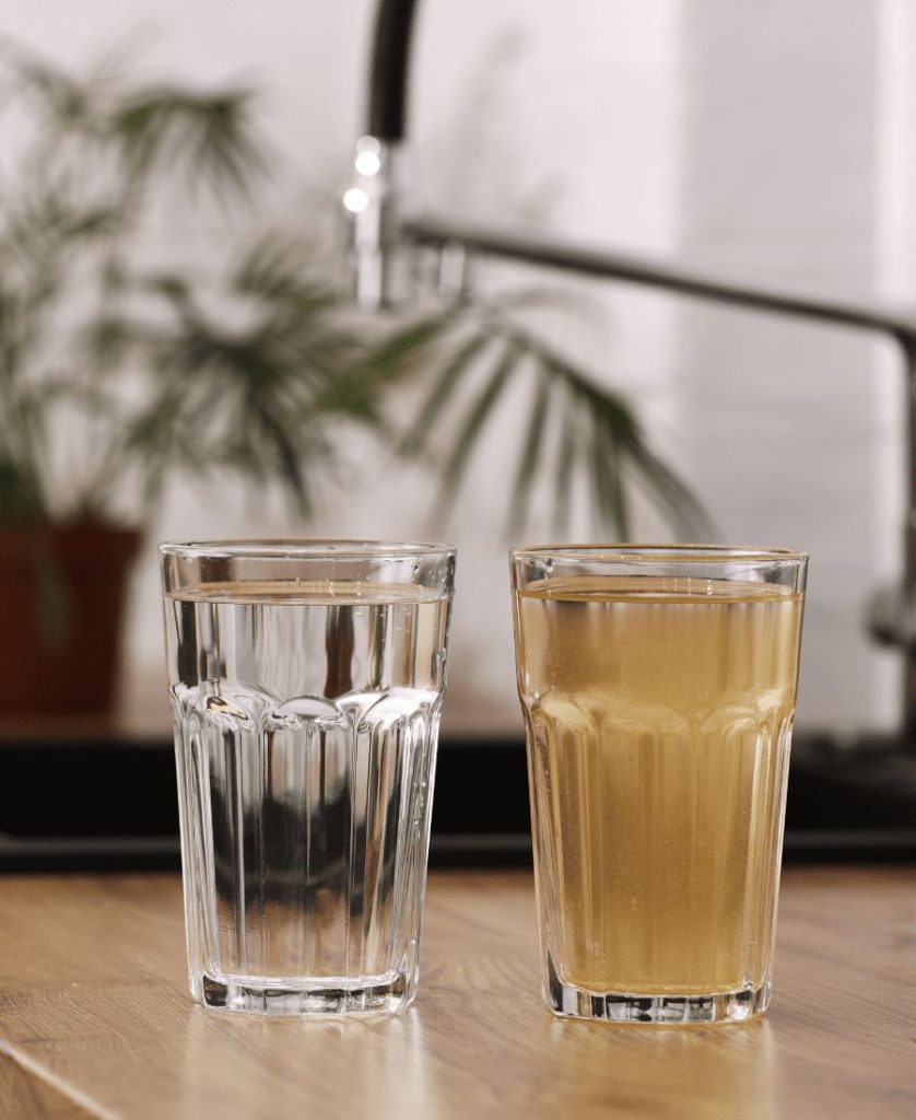 A glass of clean water and other of dirty water